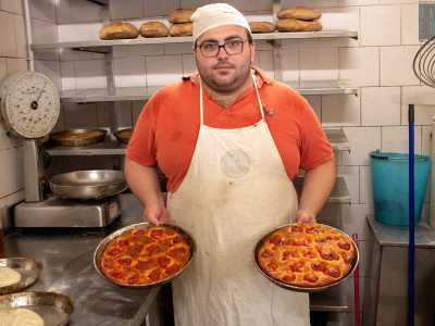 ...che con il figlio Marco di 24 anni gestisce il �forno in pietra�. �Il forno apparteneva al mio bisnonno Telegrafo che lo apr� nel 1934 � racconta il giovane �. E all�epoca era utilizzato solo ed esclusivamente per cuocere le pietanze portate da chi non possedeva una cucina�